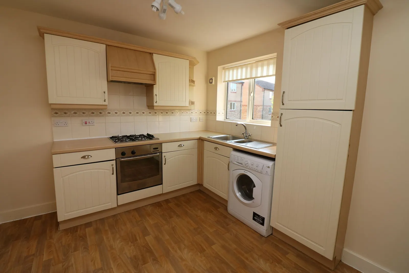 2-bed flat / apartment to let on Langsett Court — photo 5