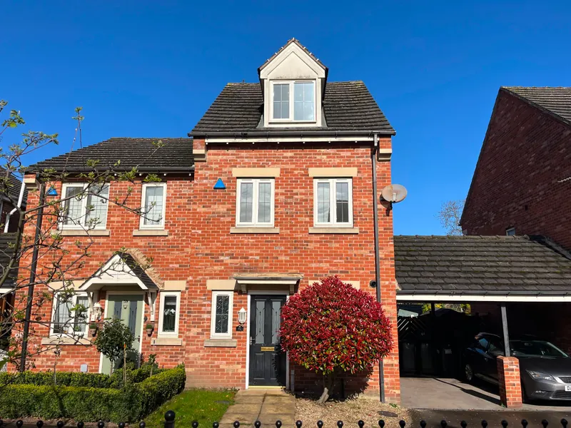3-bed terraced house to let on Honeysuckle Close, Bessacarr, Doncaster — photo 1