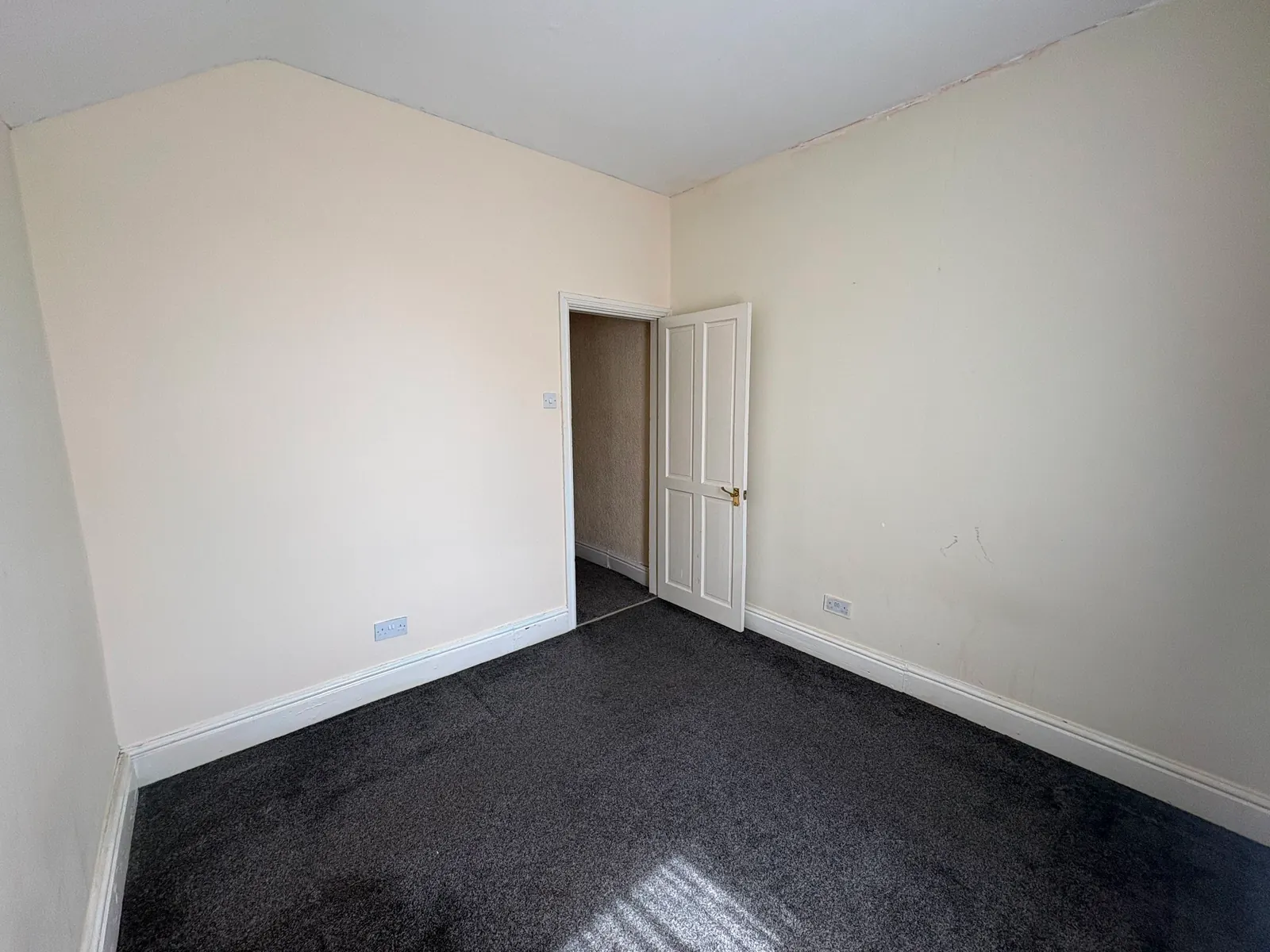 3-bed terraced house to let on Burton Avenue — photo 14