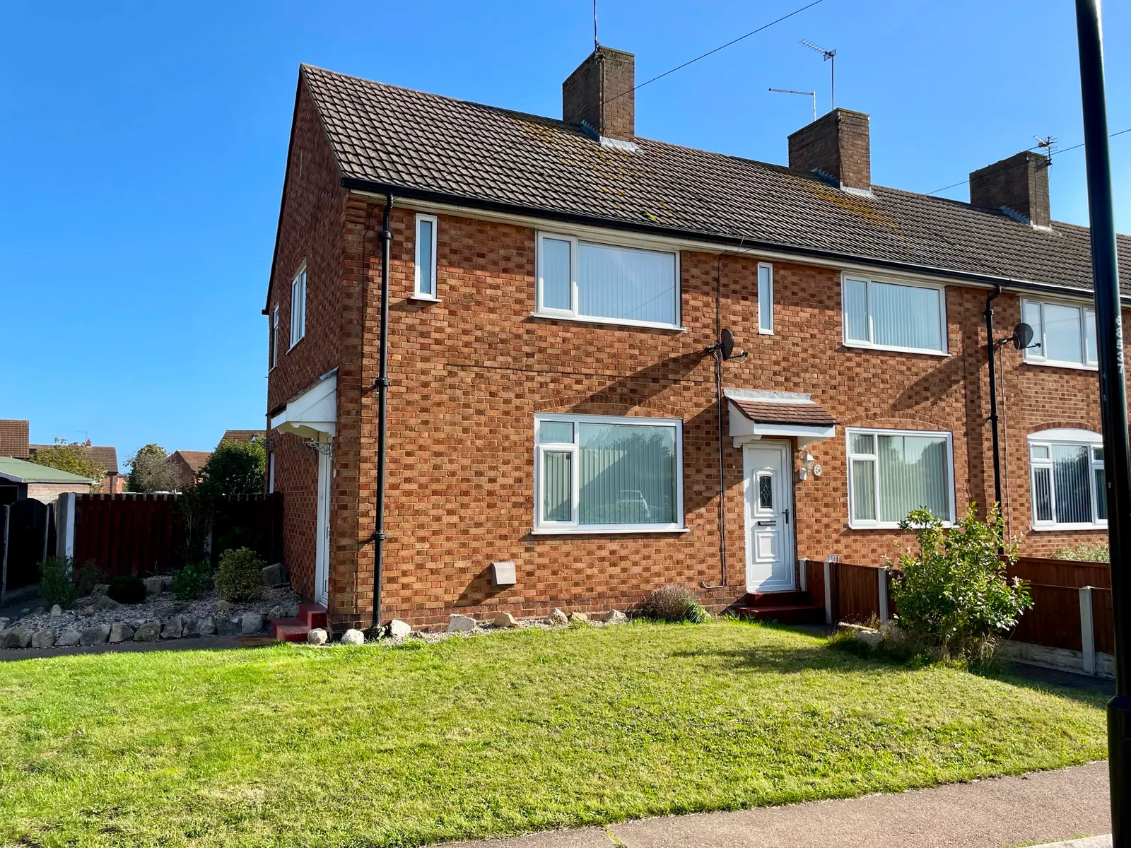 2-bed semi-detached house to let on Willow Crescent, Auckley — photo 1