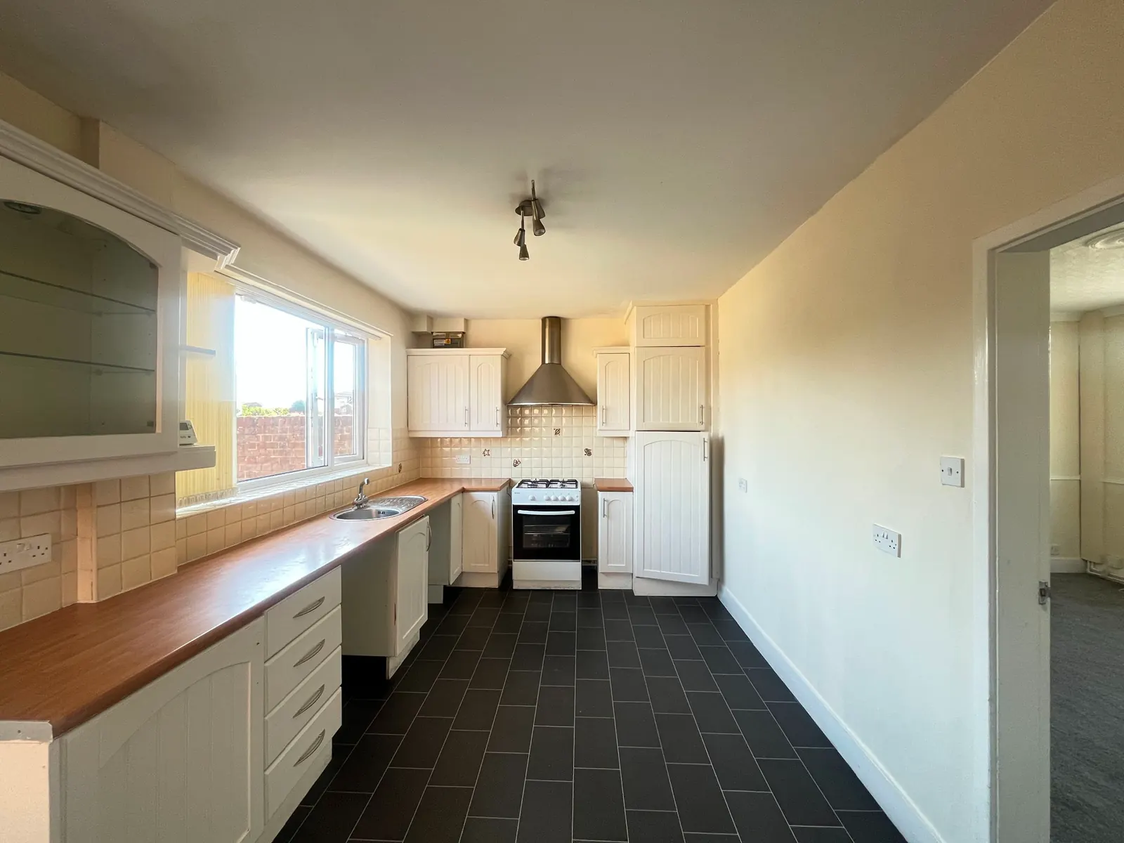 2-bed semi-detached house to let on Willow Crescent, Auckley — photo 4