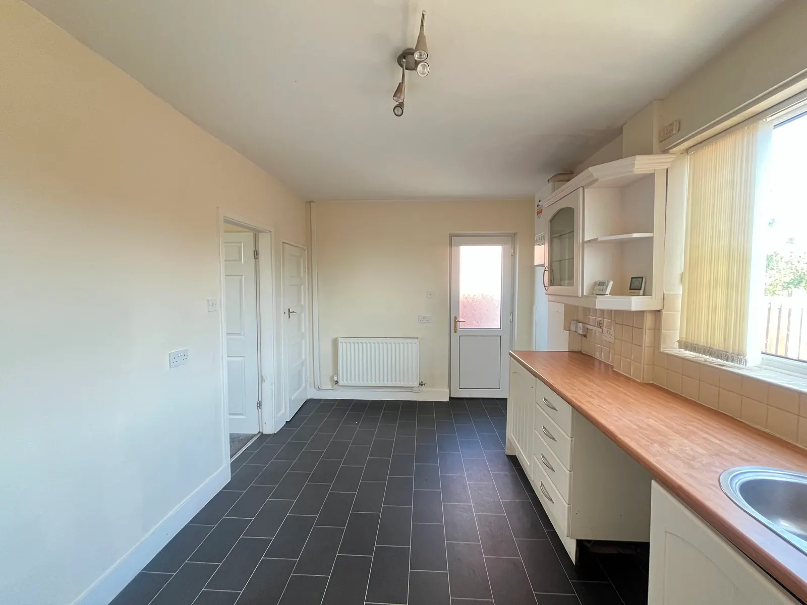 2-bed semi-detached house to let on Willow Crescent, Auckley — photo 5